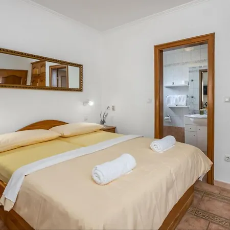 Ana Soba S Kupaonom 3*