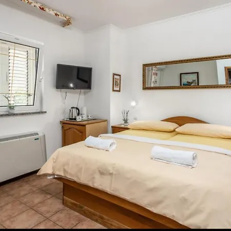 Ana Soba S Kupaonom Affittacamere Selce